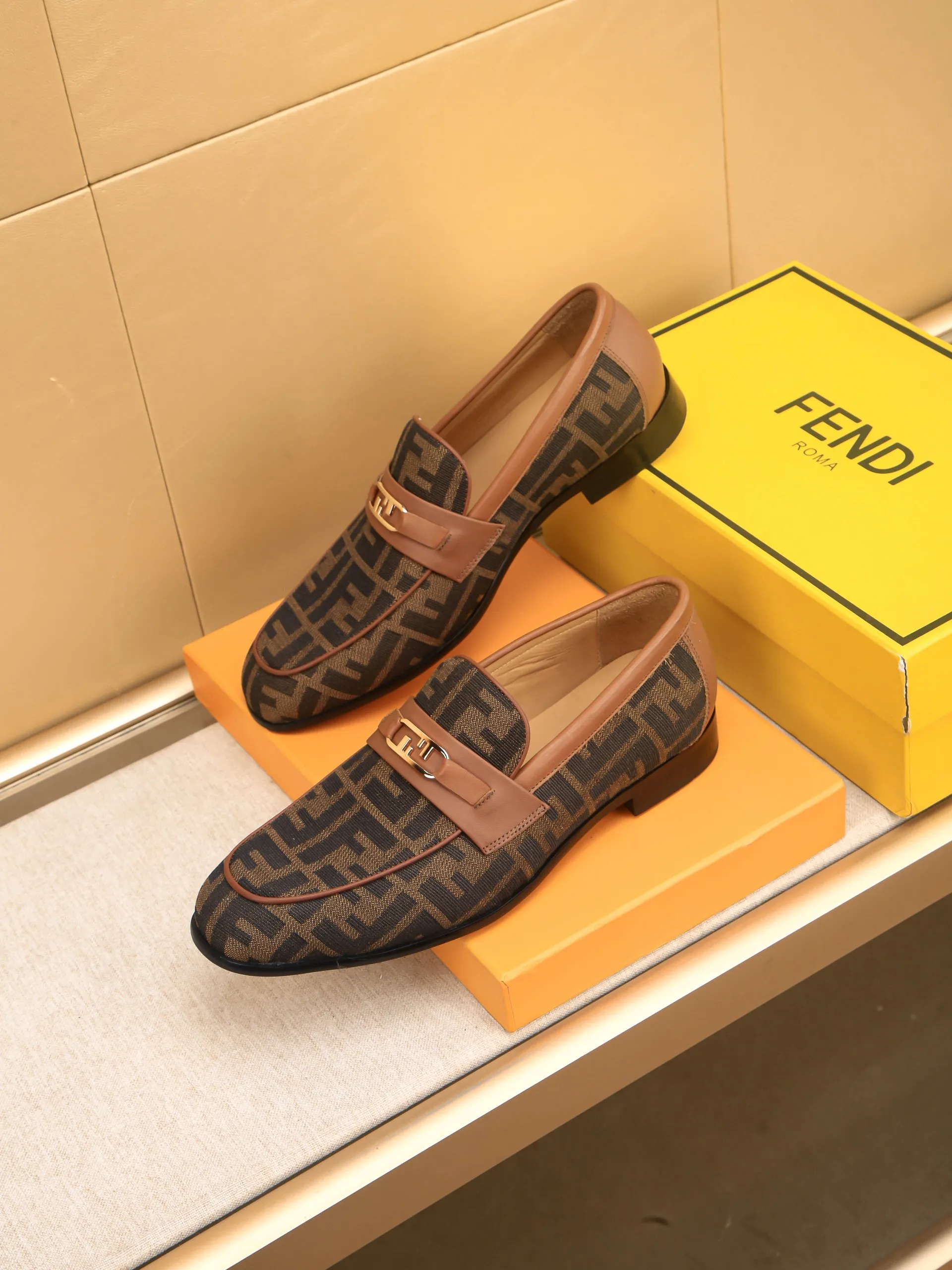 Men's shoes💰460 🕷🕷【FENDI】The latest men's formal leather shoes🇨🇳Classic series not to be missed💯The first layer is made of imported first-layer cowhide☘Original quality, the leather is smooth and delicate🎋Awesome version, perfect streamlined outline🍇🐮Leather lining, code number 39-44...(customized at 38.45.46.47)